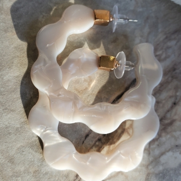 White opal acrylic resin large wavy hope earrings - Picture 3 of 4